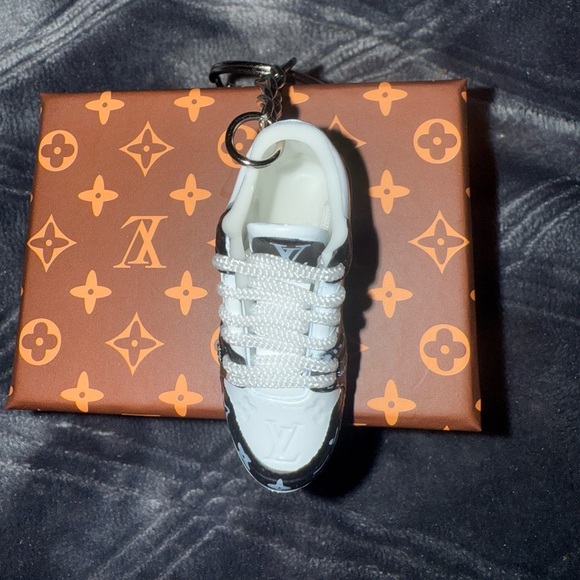 Mini 3D fashion sneaker Keychain - Picture 2 of 3